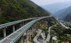雅西高速风景,雅西高速，穿越四川盆地的壮美天路