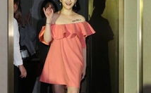超短裙美女露底,超短裙美女露底，尴尬瞬间成焦点
