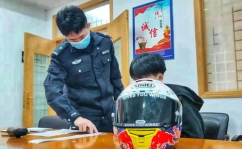 少年无证被查卖萌,少年无证驾驶卖萌，警钟长鸣交通安全