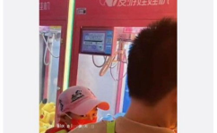 全红婵终于玩上抓娃娃了,师姐陪伴共度欢乐时光